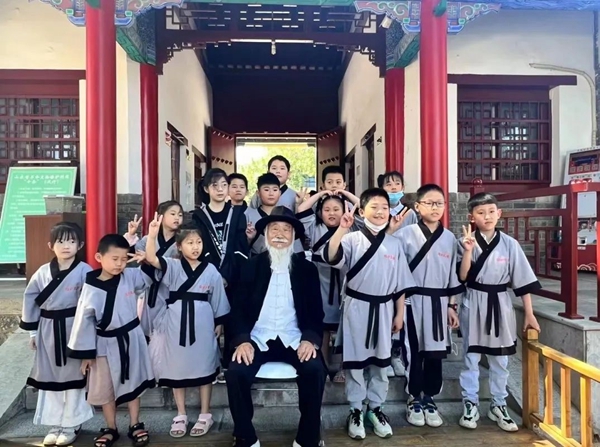 聽孔廟歷史見證人——白胡子爺爺講述臨沂城過去的故事。臨沂市博物館供圖