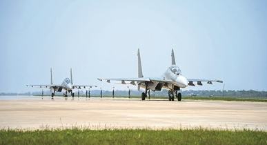 空軍某部組織飛行訓練
