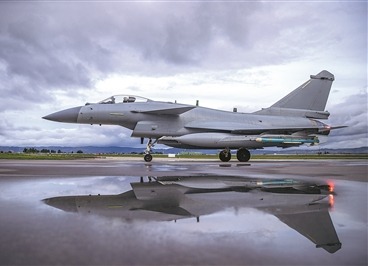 南部戰區空軍某部開展飛行訓練