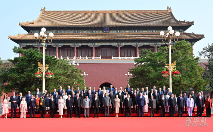 習近平和彭麗媛迎接外方代表團團長及其配偶